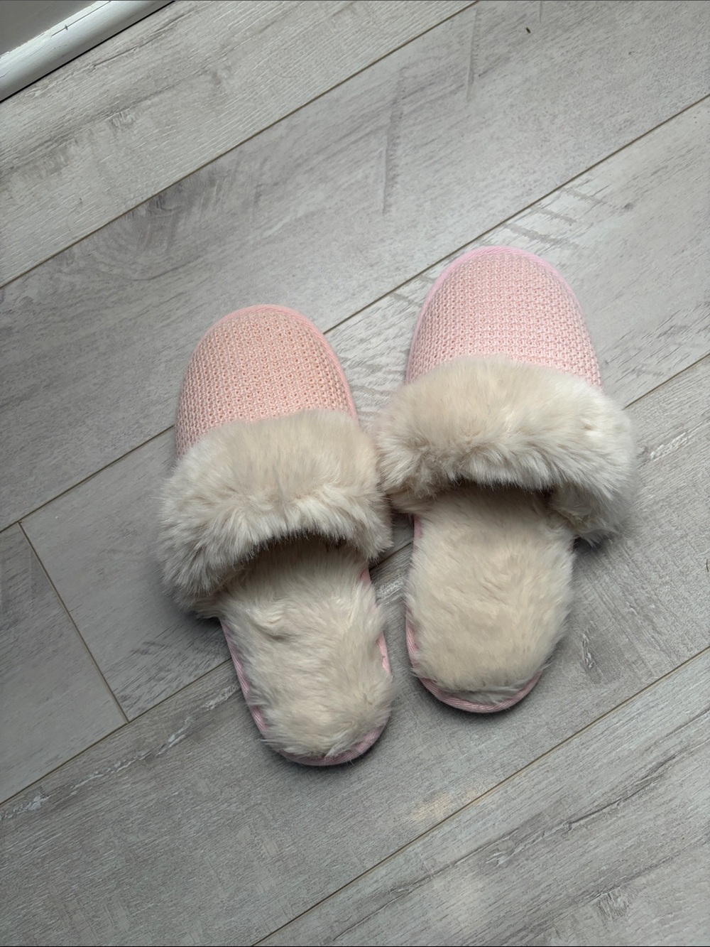 Women's Pink Faux-Fur Lined Slip-On Slippers. Brand new Victoria’s Secret.